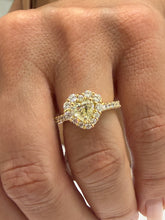 Carica l'immagine nel visualizzatore di Gallery, Anello Solitario con diamante Yellow Heart Cut