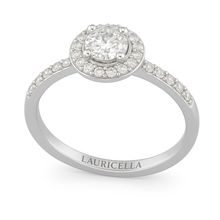 Carica l'immagine nel visualizzatore di Gallery, Immagine anello con diamante centrale taglio brillante e corona di piccoli brillanti intorno e sulle spalle del gambo.