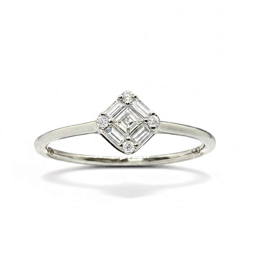 18 Karat Weißgoldring mit natürlichen Diamanten