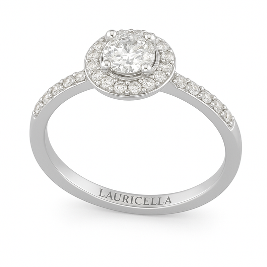 Immagine anello con diamante centrale taglio brillante e corona di piccoli brillanti intorno e sulle spalle del gambo. 