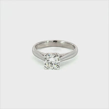 Carica e avvia il video nel visualizzatore di galleria, Anello Solitario Yuki con diamante ct 0,50 (50° Anniversario)
