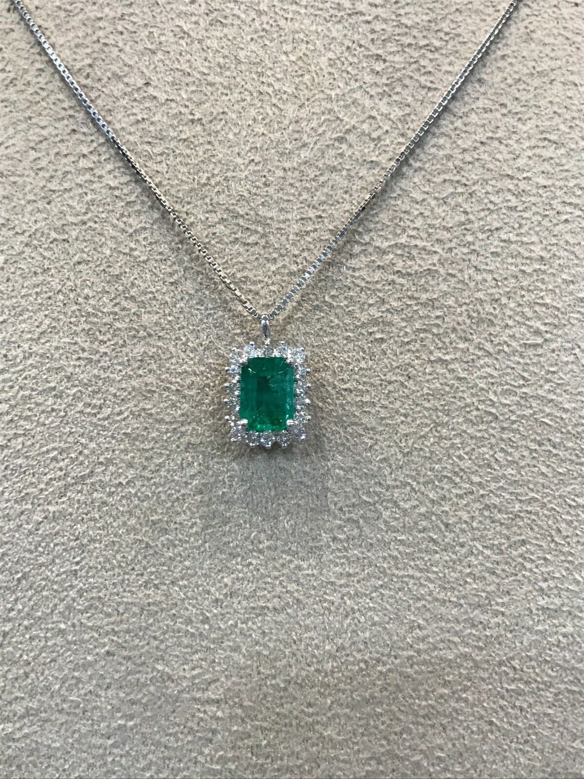 Anhänger 18 Karat Gold mit Smaragd und Diamanten