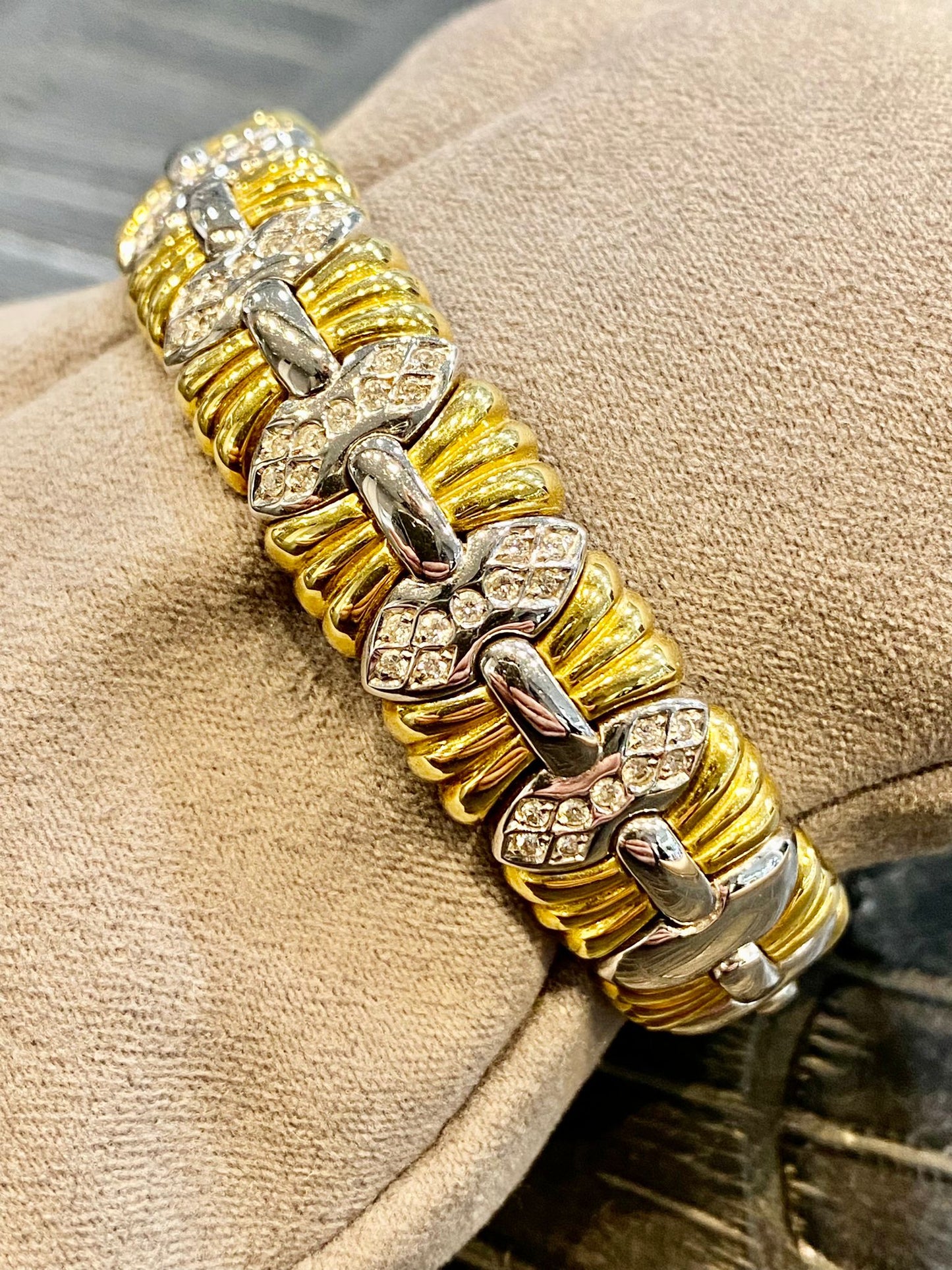 Yellow and white gold bracelet with brilliant-cut diamonds