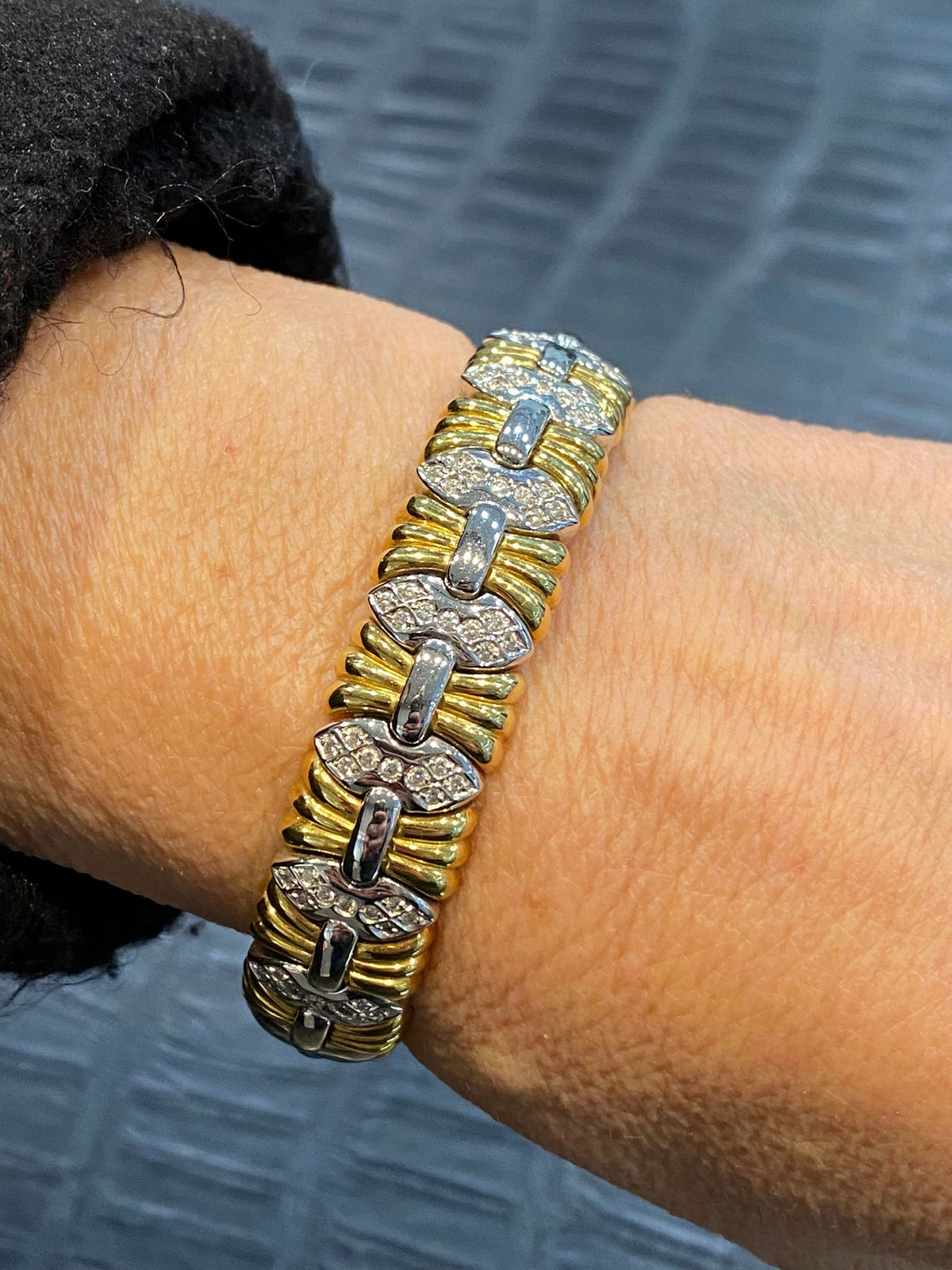 Yellow and white gold bracelet with brilliant-cut diamonds